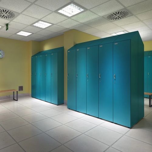 Armadietto spogliatoio in melaminico - DIVISION - Fit Interiors - a chiave / per edifici pubblici / per impianto sportivo