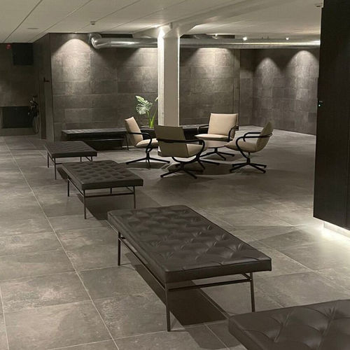 Divanetto imbottito contemporaneo - VOGA - Fit Interiors - in ecopelle / con supporto in metallo / in acciaio con rivestimento a polvere