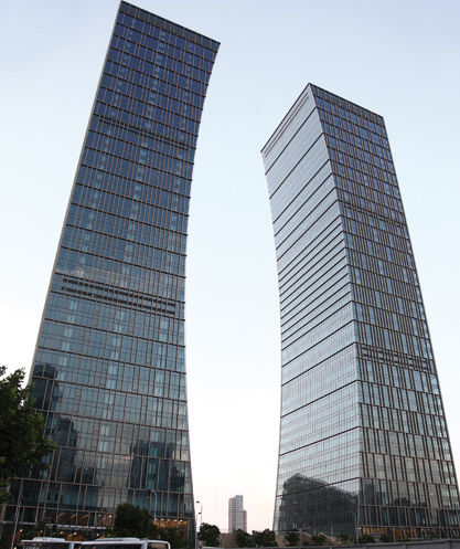 Facciata continua in pannelli - PUJIANG SHUANG HUI BUILDING - Josef Gartner - in alluminio e vetro / in pietra