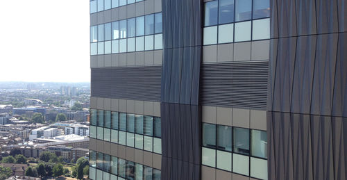 Rivestimento di facciata in fogli - GUY’S TOWER - Permasteelisa - in alluminio / in cemento armato / perforato