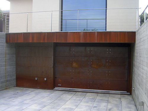 Porta sezionale per garage - ALUCOMIR  - Angel Mir – Portes Bisbal - in corten / in alluminio / automatica