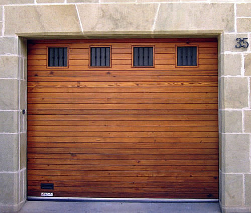 Porta sezionale per garage - Angel Mir – Portes Bisbal - in legno massiccio / automatica