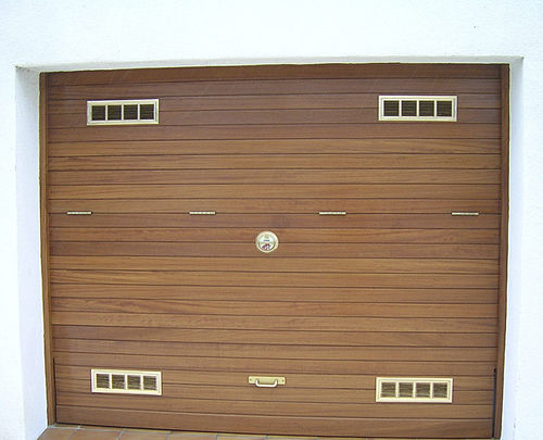 Porta basculante per garage - Angel Mir – Portes Bisbal - in legno / automatica