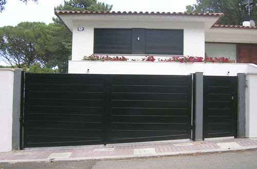 Cancello battente - Angel Mir – Portes Bisbal - in alluminio / a lamelle / per uso residenziale