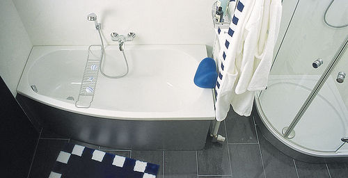 Vasca da bagno d'angolo - KAMPEN 160/170 - Repabad - in acrilico / bianca