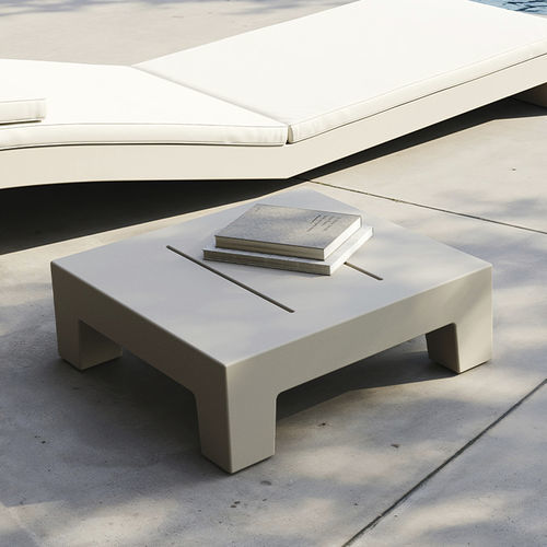Tavolo d'appoggio contemporaneo - JUT  - VONDOM - in polietilene / con base in polietilene / quadrato