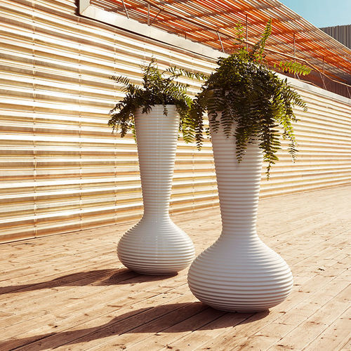 Vaso da giardino in polietilene - BLOOM - VONDOM - verticale / luminoso / per spazio pubblico