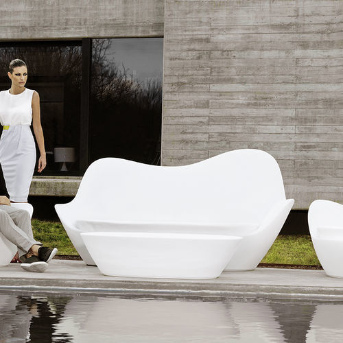 Tavolino basso contemporaneo - SABINAS - VONDOM - in vetro temprato / con base in polietilene / rettangolare