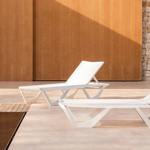 Lettino prendisole contemporaneo - VOXEL - VONDOM - in polipropilene / in fibra di vetro / per hotel