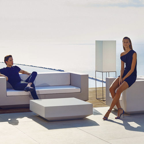 Tavolino basso contemporaneo - VELA - VONDOM - in vetro temprato / con base in polietilene / quadrato