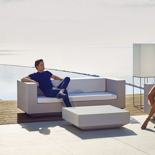 Divano contemporaneo - VELA - VONDOM - da giardino / in tessuto / con braccioli
