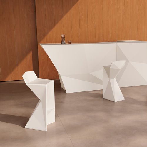 Sgabello da bar design originale - VERTEX - VONDOM - in polietilene / con base in polietilene / cantilever