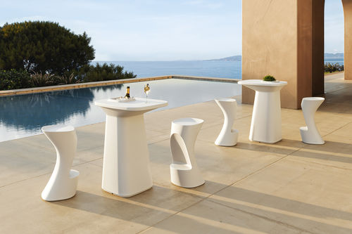 Sgabello da bar design originale - NOMA - VONDOM - in polietilene / con base in polietilene / con base centrale