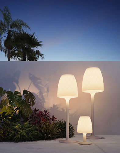 Lampada da terra - VASES - VONDOM - in polietilene / contemporanea / con cavo