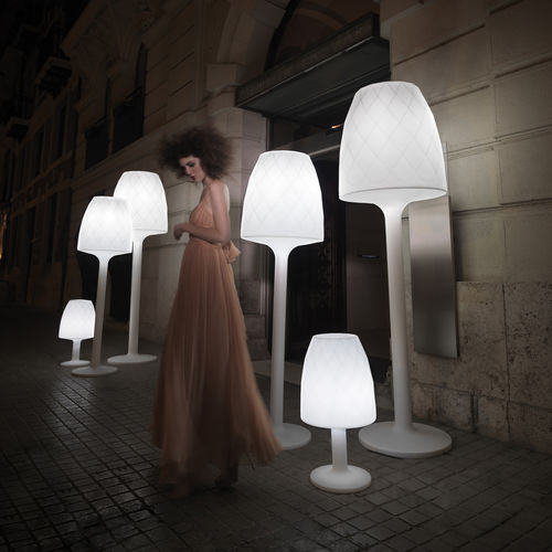 Lampada da terra - VASES - VONDOM - in polietilene / contemporanea / con cavo