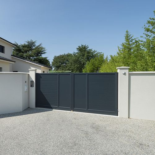 Cancello battente - SATELLITE® - INSTALLUX - in alluminio / a lamelle / a sbarre
