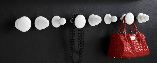 Appendiabiti da parete contemporaneo - CHESS - KARL ANDERSSON - in legno / individuale