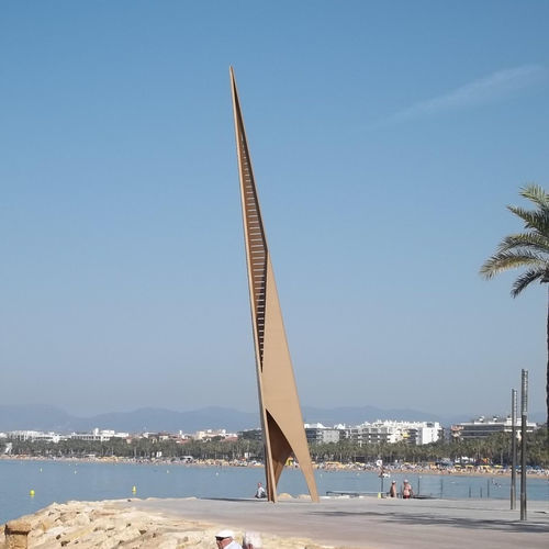Scultura in ferro - ELS PILONS - ESTEVA BARCELONA - da esterno / a pavimento / per spazi pubblici