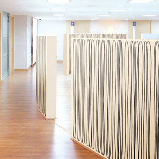 Separatore di spazi in tessuto - NICE AND PROPER - tela-design - contract / autoportante / da interno