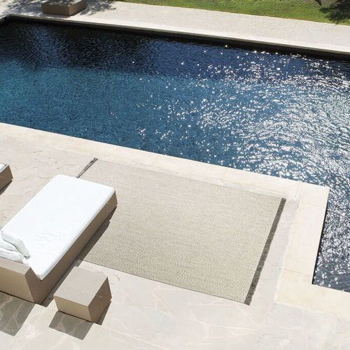 Tappeto contemporaneo - POOLSIDE - Limited edition - a righe / a tinta unita / in vinile