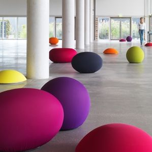 Pouf contemporaneo - TATO - DPC - in tessuto / in poliuretano / tondo