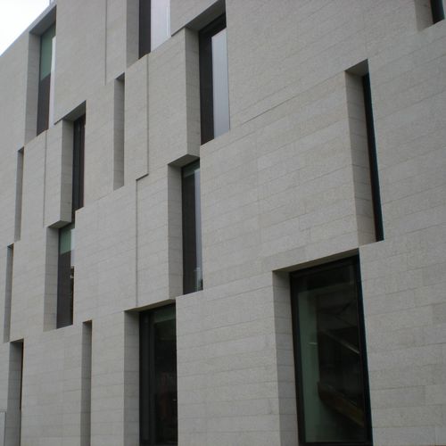 Rivestimento di facciata in fogli - SILVESTRE GT - Levantina - in granito / levigato / aspetto pietra