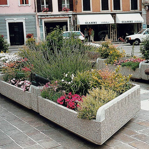 Fioriera in calcestruzzo - PYRAMID - Euroform K. Winkler GmbH - triangolare / con panchina integrata / contemporanea