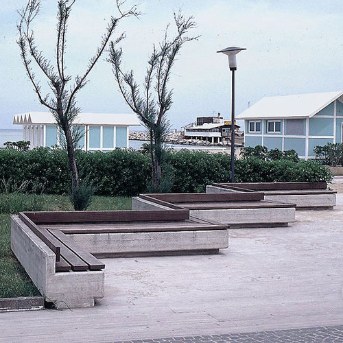 Panca per spazi pubblici contemporanea - BLOCK  - Euroform K. Winkler GmbH - in legno di latifoglie / in acciaio galvanizzato / con schienale