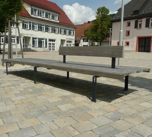 Panca per spazi pubblici contemporanea - LINEA - Euroform K. Winkler GmbH - in legno di latifoglie / in acciaio galvanizzato / con schienale