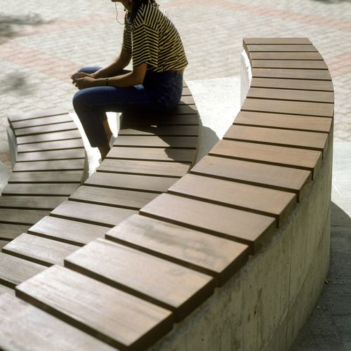 Panca per spazi pubblici contemporanea - BLOCK  - Euroform K. Winkler GmbH - in legno di latifoglie / in acciaio galvanizzato / con schienale