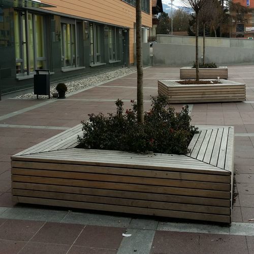 Panca per spazi pubblici contemporanea - BRUNICO S - Euroform K. Winkler GmbH - in legno / su misura / con fioriera integrata