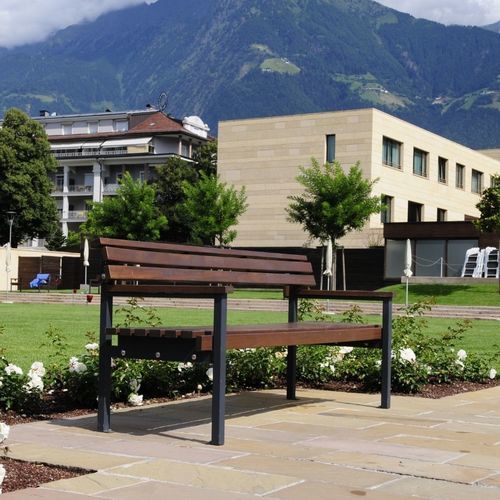 Panca per spazi pubblici contemporanea - QUATTRO - Euroform K. Winkler GmbH - in legno di latifoglie / in acciaio galvanizzato / con schienale