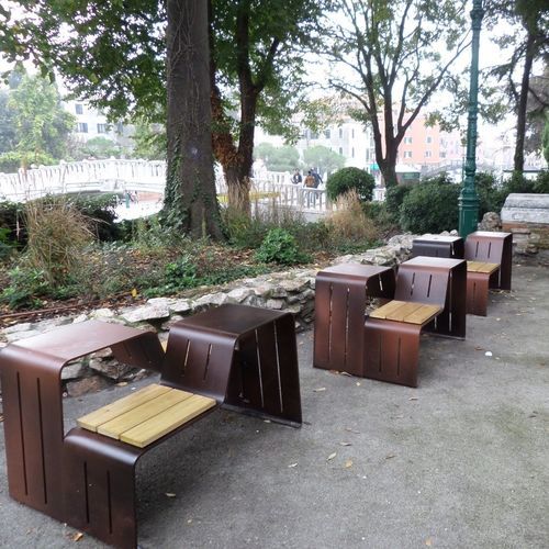 Panca per spazi pubblici contemporanea - CRYOU  - Euroform K. Winkler GmbH - in legno di latifoglie / in acciaio galvanizzato / in lamiera d'acciaio