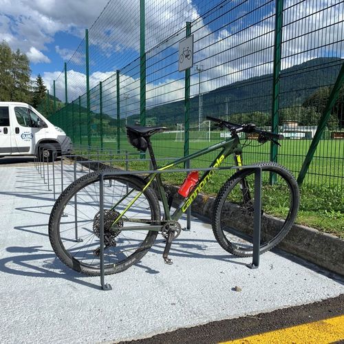 Rastrelliera per biciclette a pavimento - LINEASOSTA LIGHT - Euroform K. Winkler GmbH - per spazi pubblici / in acciaio galvanizzato / in legno