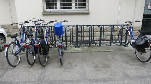Rastrelliera per biciclette a pavimento - WING - Euroform K. Winkler GmbH - con sistema di sicurezza / per spazi pubblici / in acciaio galvanizzato