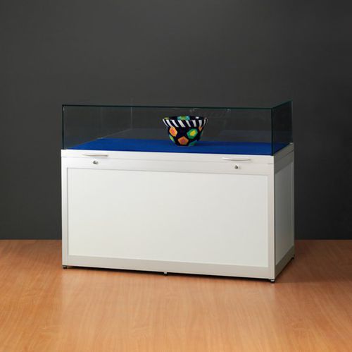 Vetrina contemporanea - TGV 1000 WITH GAS SPRING & PLINTH - SDB Vitrinebouw BV - in vetro / in legno / in alluminio anodizzato