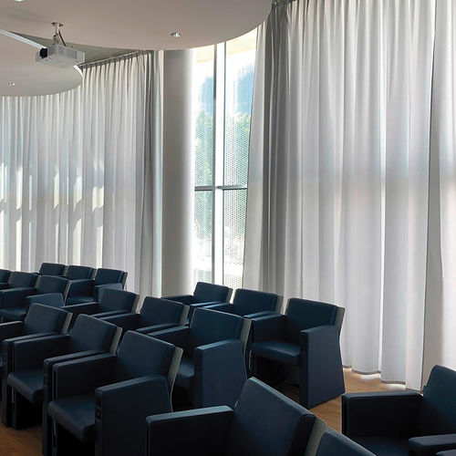 Snowcurtains Caimi bianche in sala con poltrone blu