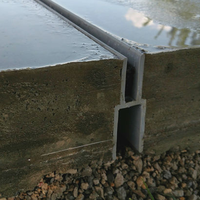 Canaletta a fessura centrale - D-RAIN JOINT™ - BioMicrobics - in materia plastica / griglia in alluminio / per strade