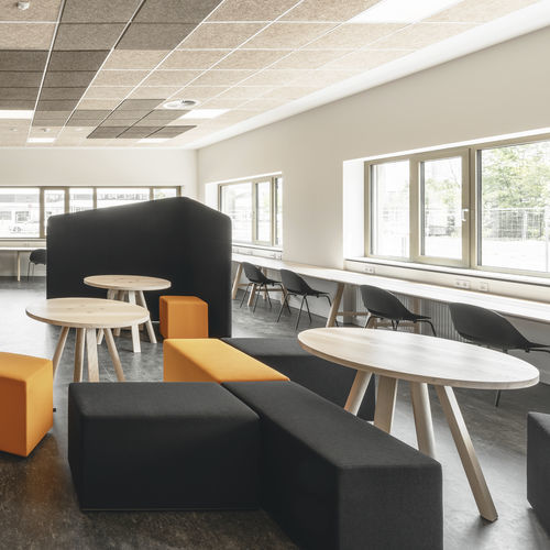 Tavolo d'appoggio contemporaneo - BUZZIMILK  - BuzziSpace - in legno / con supporto in legno / rotondo