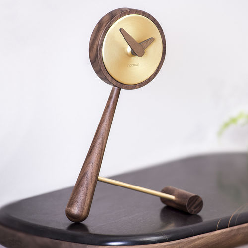 Orologio contemporaneo - MINI PUNTERO - NOMON - da tavolo / analogico / in noce