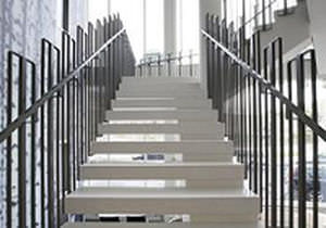 Scala dritta - consolis - con gradini in calcestruzzo / con struttura in metallo / contemporanea