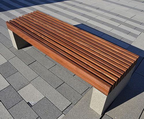 Panca per spazi pubblici contemporanea - PAUSE WOOD - Breinco - in legno / in calcestruzzo / senza schienale