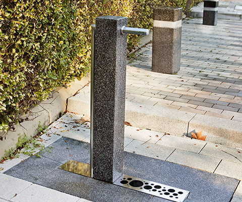 Fontana pubblica - angle font - Breinco - a pavimento / in calcestruzzo / contemporanea