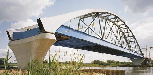 Ponte in acciaio - Max Bögl - ad arco / per strada