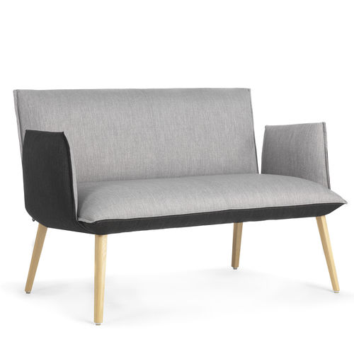 Divanetto imbottito alto - SOFT DUO BI H40 +A - Mobitec Systems S.A. - contemporaneo / in tessuto / con braccioli