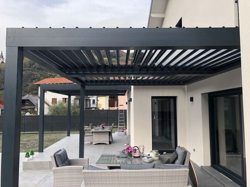 Pergola addossata - COSPICON  SA - in alluminio verniciato / a lamelle orientabili / a lamelle frangisole