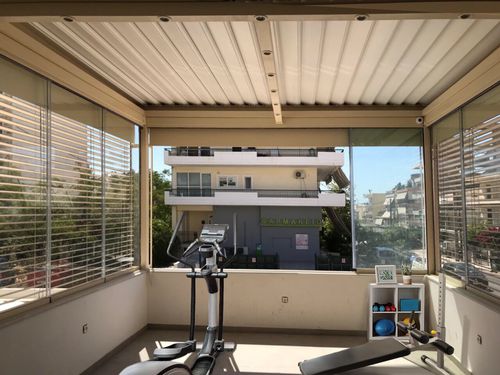 Pergola addossata - COSPICON  SA - in alluminio verniciato / a lamelle orientabili / a lamelle frangisole
