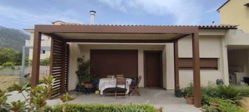 Pergola addossata - cospiBio Nea Makri - COSPICON  SA - in alluminio / a lamelle orientabili / a lamelle frangisole