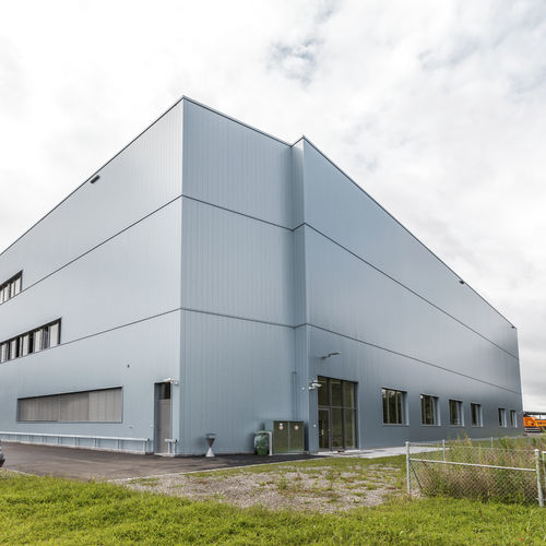 Rivestimento di facciata in pannelli - MONTALINE® ML 26/200 - MONTANA BAUSYSTEME - in alluminio / liscio / di grande formato