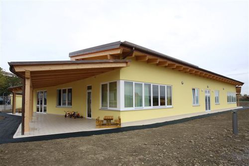 Edificio prefabbricato - IL PAESE DEI COLORI - Riko Hiše - in legno massiccio / per scuola materna / contemporaneo